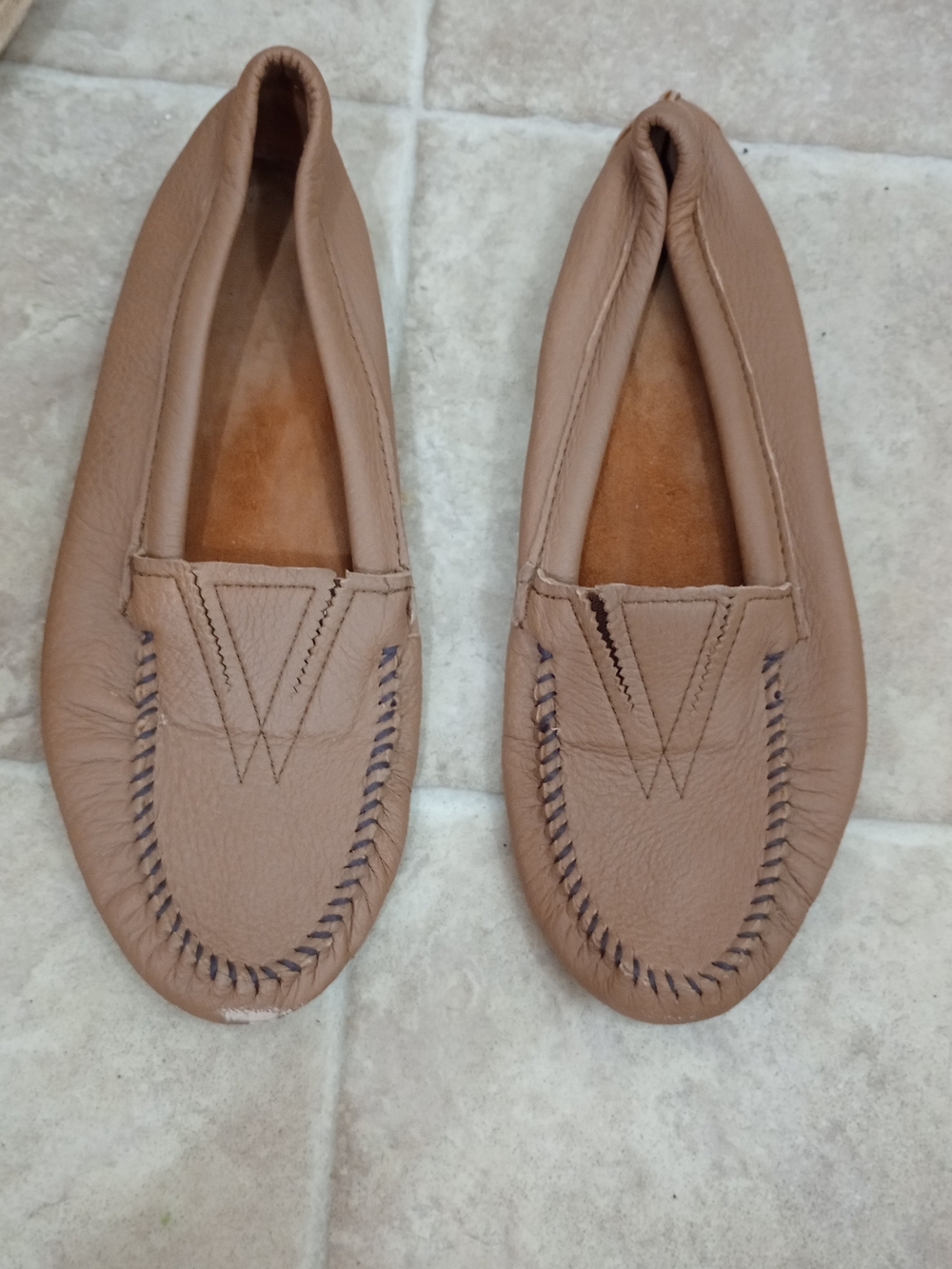 Minnetonka Women's Deerskin Gore Front moccasins, Size 12